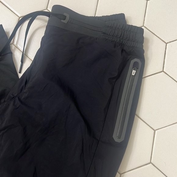On Men’s weather running pants - Picture 7 of 10